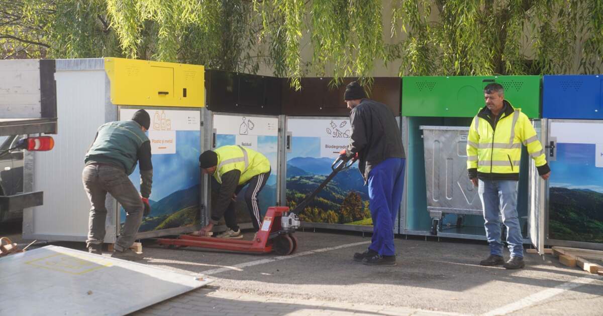 <h3>Primele insule ecologice „plătești cât arunci” au fost montate la Timișoara</h3><br />
<br />
**Timișoara face un pas important către un mediu mai curat, implementând un sistem inovator de gestionare a deșeurilor.** Primele insule ecologice bazate pe principiul „plătești cât arunci” au fost montate în oraș, având scopul de a încuraja reciclarea și reducerea deșeurilor. Acest sistem inovator permite cetățenilor să plătească în funcție de cantitatea de deșeuri pe care o generează, promovând astfel un comportament responsabil față de mediu. Autoritățile locale subliniază importanța educației ecologice și a implicării comunității în acest demers. Insulele ecologice sunt dotate cu echipamente moderne, care facilitează colectarea selectivă a deșeurilor. Acest proiect se aliniază obiectivelor de dezvoltare durabilă ale orașului și contribuie la creșterea gradului de conștientizare a cetățenilor privind impactul deșeurilor asupra mediului. Timișoara devine astfel un exemplu de bune practici în gestionarea deșeurilor.