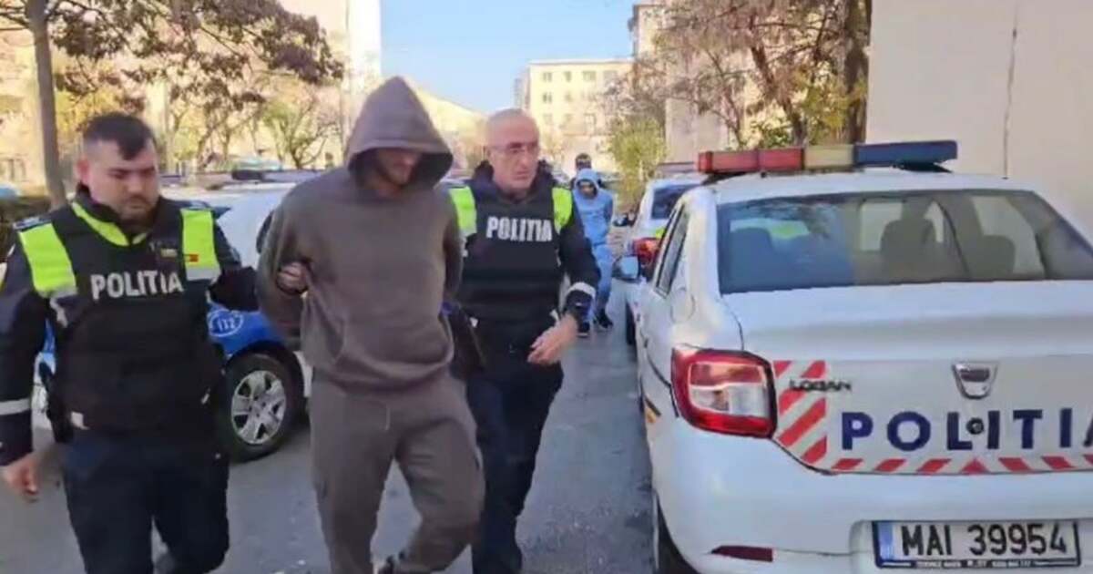 Doi hoți surprinși în Timișoara în timp ce furau dintr-o mașină, unul dintre ei fiind drogat. Doi hoți surprinși în Timișoara în timp ce furau dintr-o mașină, unul dintre ei fiind drogat.
