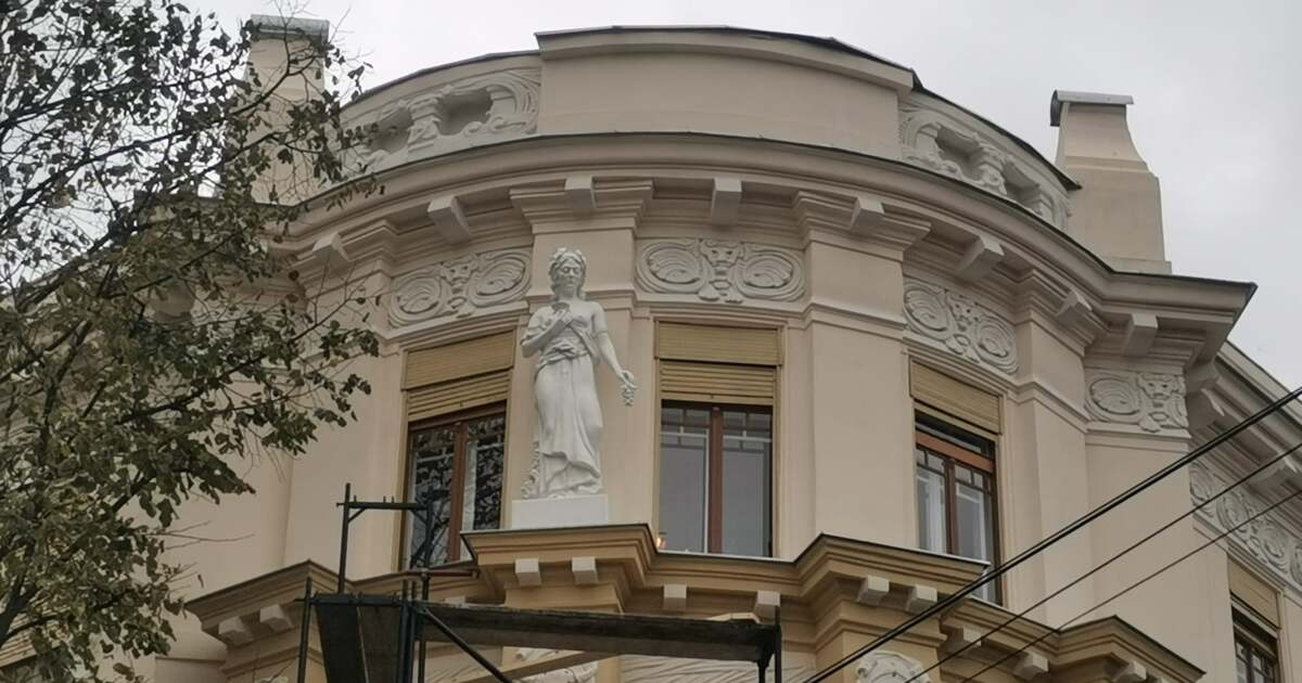 Statuia Toamnei a revenit la Palatul Karl Kunz din Timișoara - Vezi foto! Statuia Toamnei a revenit la Palatul Karl Kunz din Timișoara - Vezi foto!
