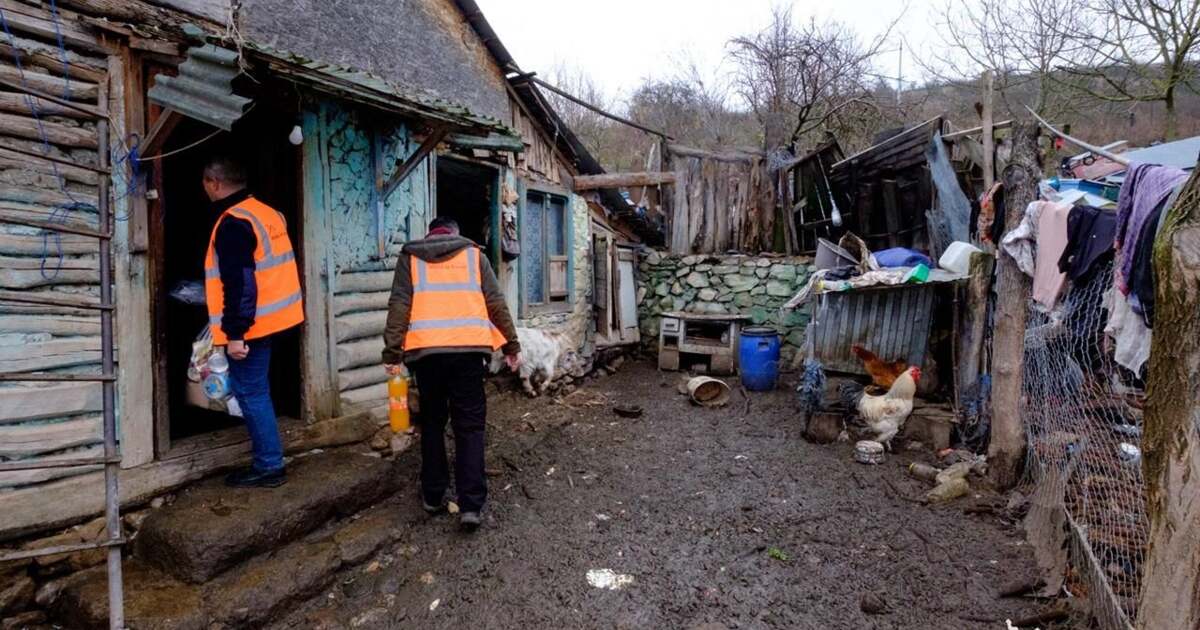 Familii din Banat primesc ajutor pentru masa de Crăciun. Campanie "Dar din dar". Familii din Banat primesc ajutor pentru masa de Crăciun. Campanie "Dar din dar".