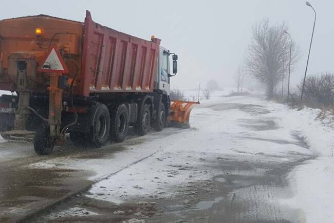 Poza pentru articolul Continuă intervențiile pe drumurile din vestul țării. Peste 1.300 de tone de material antiderapant împrăștiate în ultimele ore