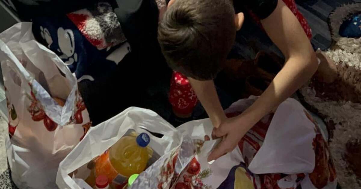 Polițiștii au făcut o vizită surpriză unor familii sărace înainte de Crăciun Polițiștii au făcut o vizită surpriză unor familii sărace înainte de Crăciun