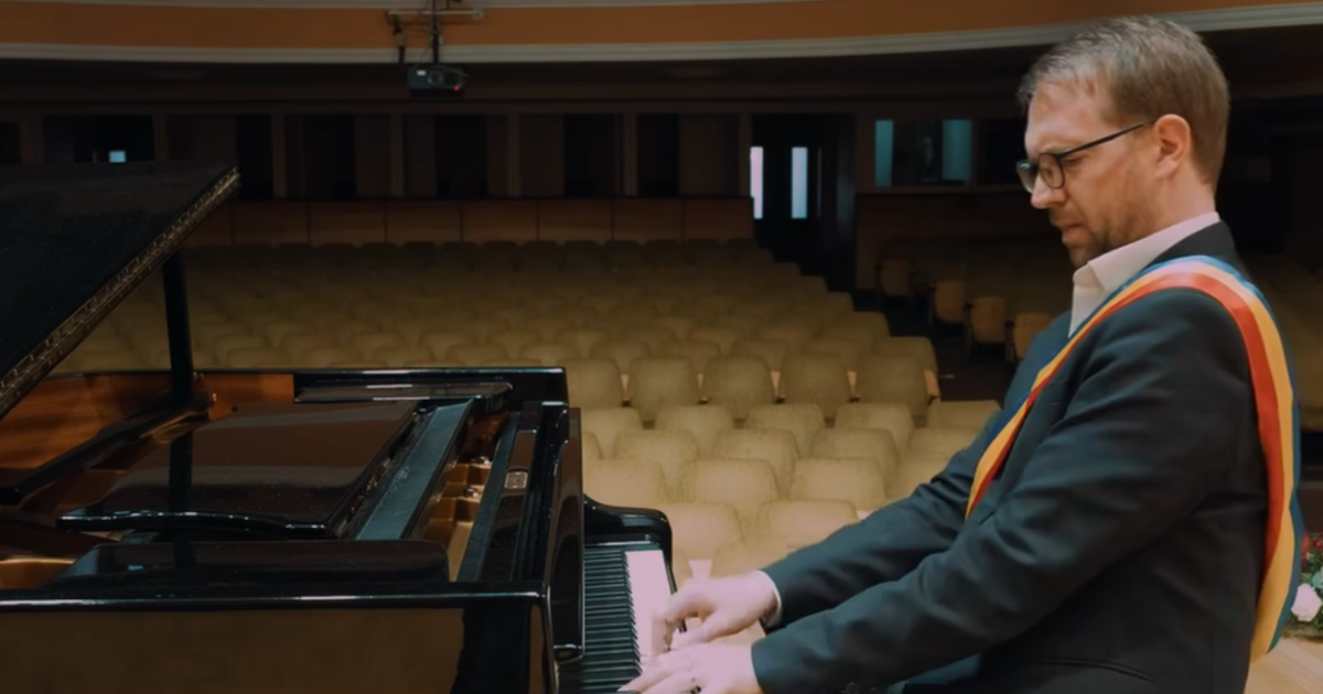 Primarul Dominic Fritz a cântat „Deșteaptă-te, române!” la pian - un moment surprinzător Primarul Dominic Fritz a cântat „Deșteaptă-te, române!” la pian - un moment surprinzător