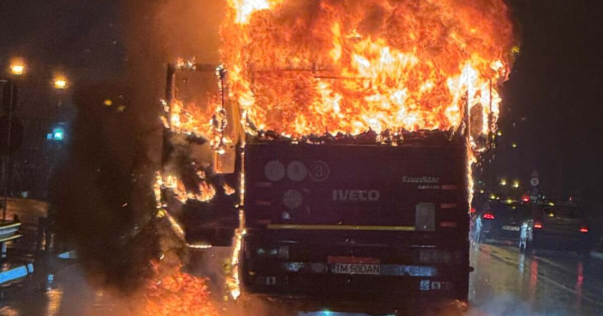 Incendiu la un cap tractor în mijlocul traficului din Timișoara, surprins într-un videoclip Incendiu la un cap tractor în mijlocul traficului din Timișoara, surprins într-un videoclip