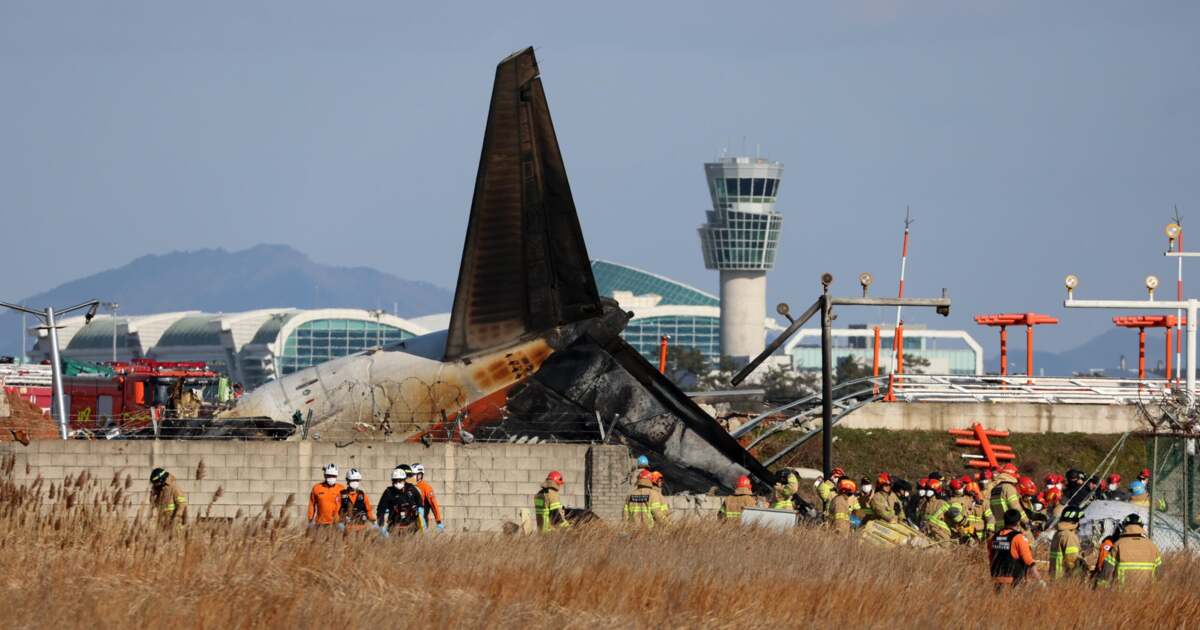 Avion distrus și doar doi supraviețuitori pe aeroport din Coreea de Sud.