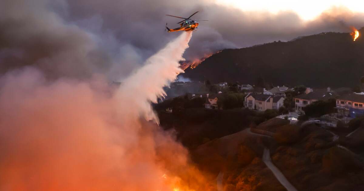 Incendii devastatoare evacuează cartierul Hollywood și distrug mai multe case. Incendii devastatoare evacuează cartierul Hollywood și distrug mai multe case.