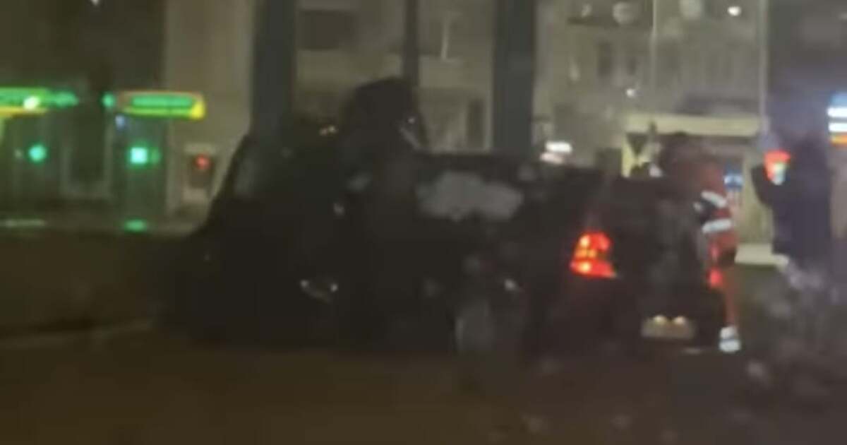 Accident în sensul giratoriu de la AEM: Tânăr transportat la spital (VIDEO) Accident în sensul giratoriu de la AEM: Tânăr transportat la spital (VIDEO)