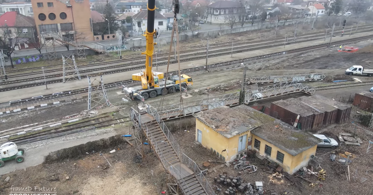 VIDEO. Pasarela dintre Gara Mică și Lipovei a fost demolată recent VIDEO. Pasarela dintre Gara Mică și Lipovei a fost demolată recent