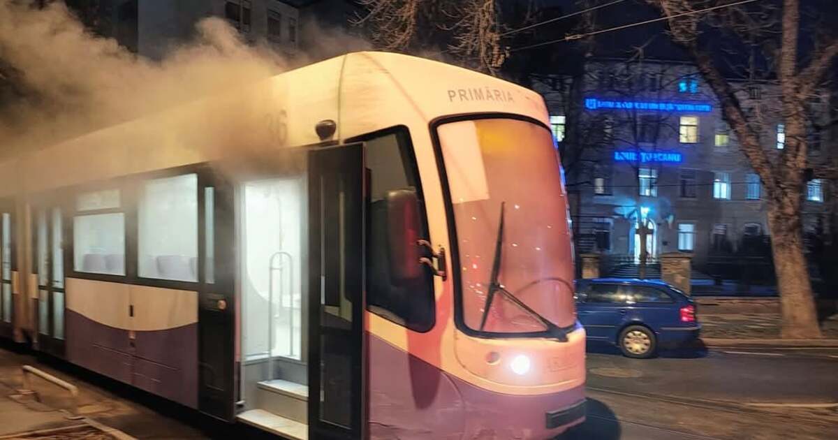 Tramvaiul Armonia a luat foc în apropierea Spitalului de Copii - FOTO Tramvaiul Armonia a luat foc în apropierea Spitalului de Copii - FOTO