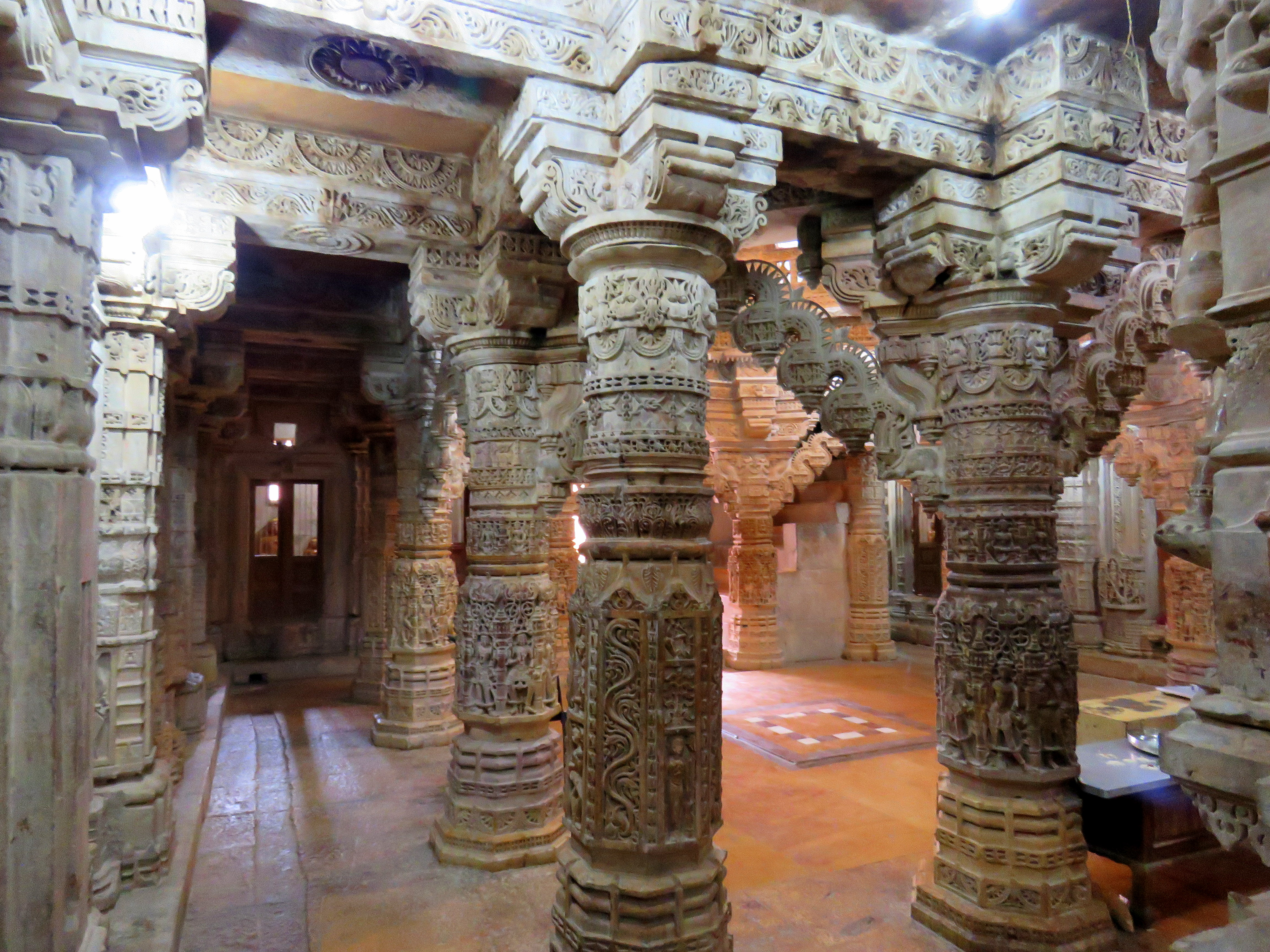 Corridor_of_Jain_temple_-_Jaisalmer_Fort