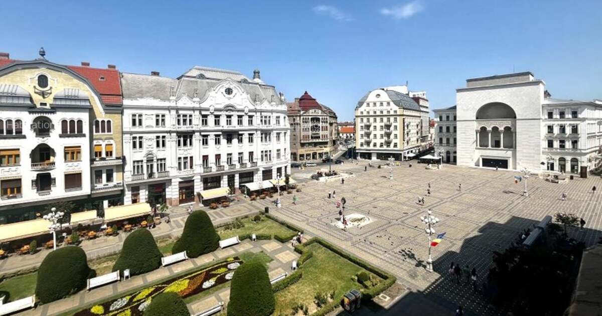 Imagini la matineu de la balconul apartamentului din Piața Victoriei. Imagini la matineu de la balconul apartamentului din Piața Victoriei.