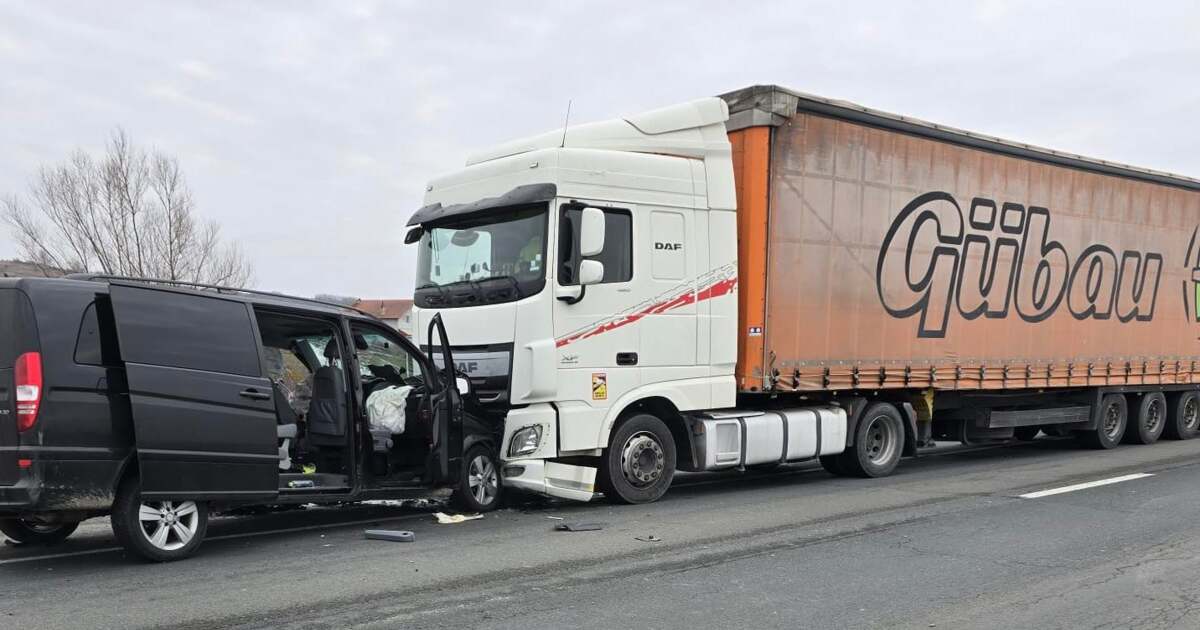 Accident cu trei răniți pe centura Lugojului. Momentul surprins într-o fotografie. Accident cu trei răniți pe centura Lugojului. Momentul surprins într-o fotografie.