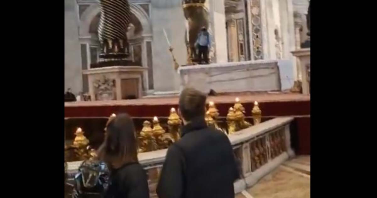Românul cu probleme psihice a profanat altarul Bazilicii Sf. Petru din Vatican. Românul cu probleme psihice a profanat altarul Bazilicii Sf. Petru din Vatican.