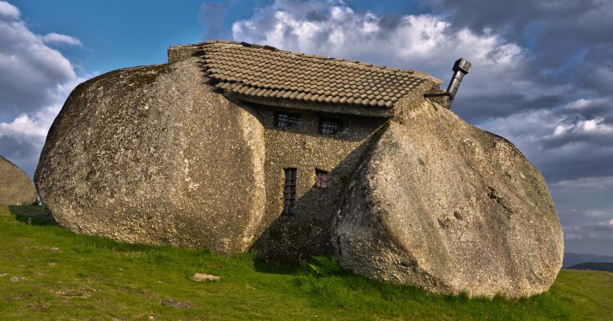 O casă neobișnuită în Munții Portugaliei - ca din desenul animat „Familia Flintstone” O casă neobișnuită în Munții Portugaliei - ca din desenul animat „Familia Flintstone”