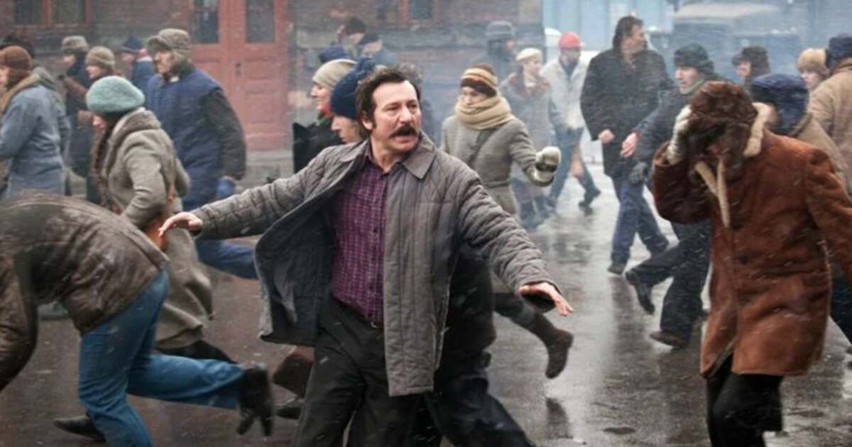 Andrzej Wajda ilustrează evoluția istorică a Poloniei: o retrospectivă cu impact socio-politic. Andrzej Wajda ilustrează evoluția istorică a Poloniei: o retrospectivă cu impact socio-politic.