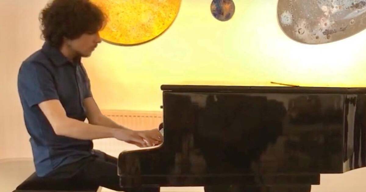 Pianistul orb va concerta la Filarmonica Banatul într-un eveniment special inclusiv.