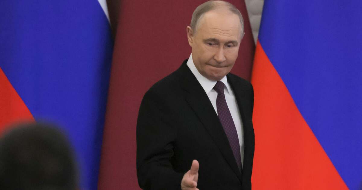 Vladimir Putin dispune încetarea focului de Paște în Ucraina. Vladimir Putin dispune încetarea focului de Paște în Ucraina.
