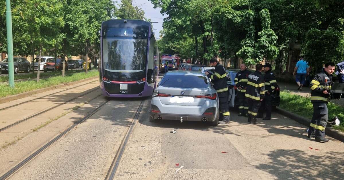 Accident la Timișoara: tramvaiul a colis cu o mașină, un copil de 10 ani rănit. Accident la Timișoara: tramvaiul a colis cu o mașină, un copil de 10 ani rănit.