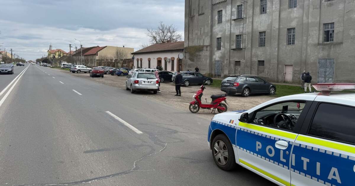 Accident grav: Tineri răniți pe scuter după impactul cu mașina în Sânnicolau Mare Accident grav: Tineri răniți pe scuter după impactul cu mașina în Sânnicolau Mare