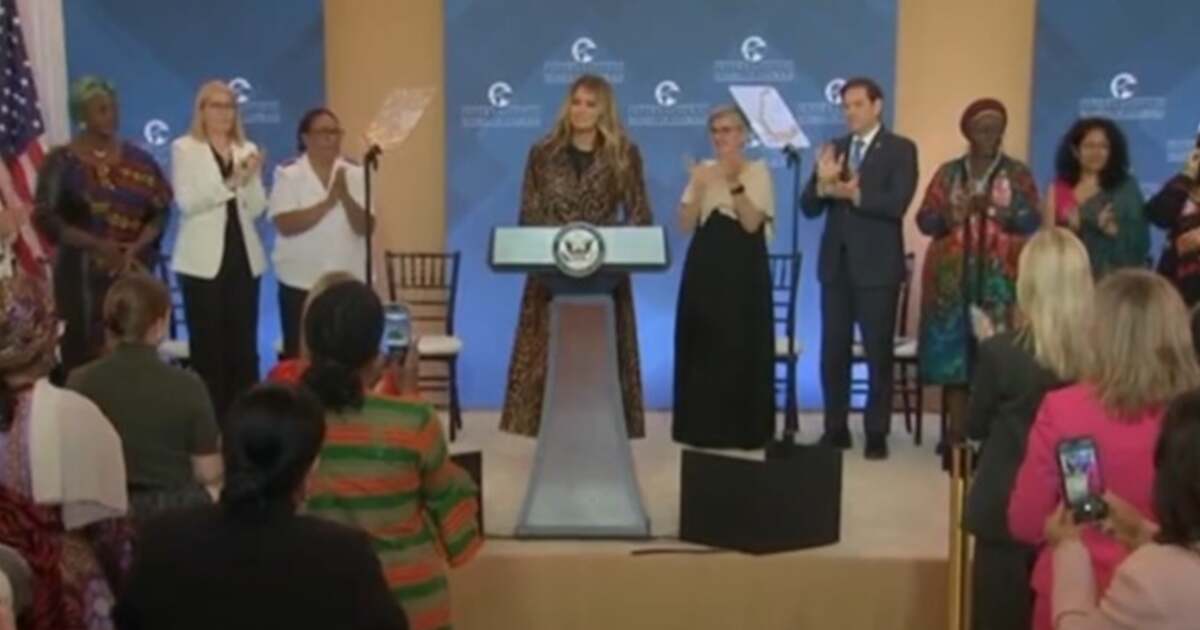 Melania Trump premiază o româncă pentru ajutorul acordat persoanelor instituționalizate Melania Trump premiază o româncă pentru ajutorul acordat persoanelor instituționalizate