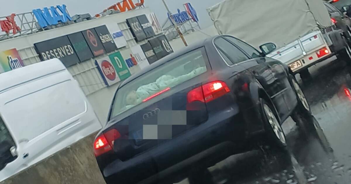 Copil transportat sub luneta mașinii, fotografiat în Timișoara Copil transportat sub luneta mașinii, fotografiat în Timișoara