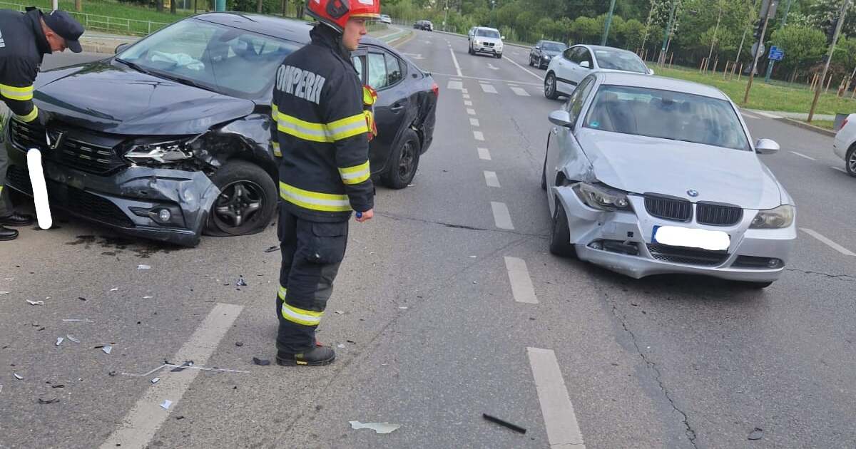 Accident rutier în Timișoara: un șofer transportat de urgență la spital