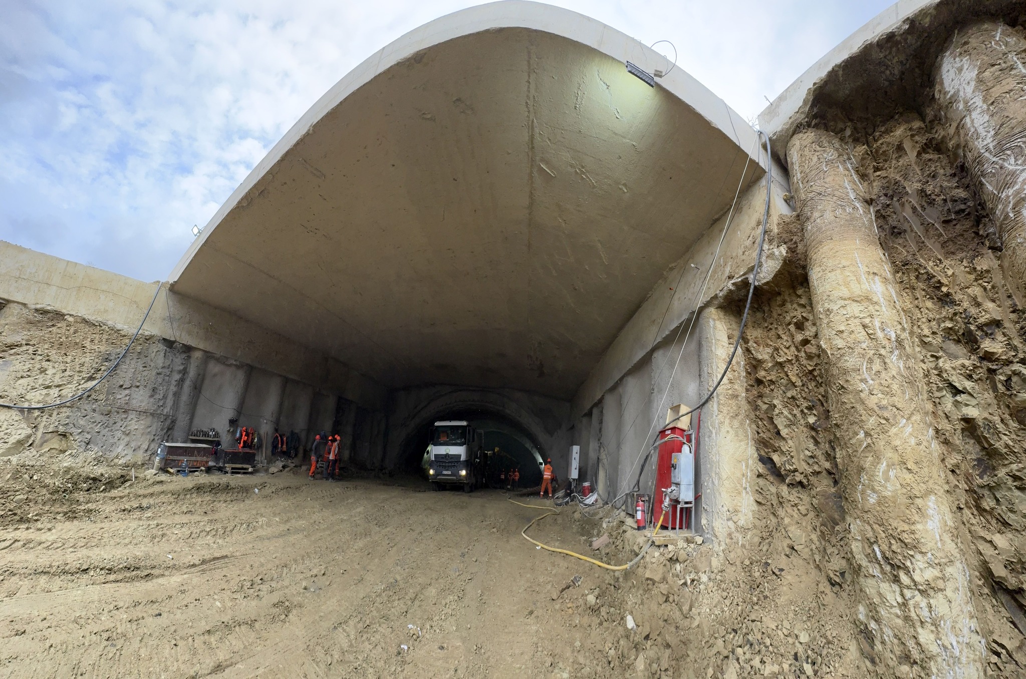 tuneluri margina holdea - aprilie 2025 (22)