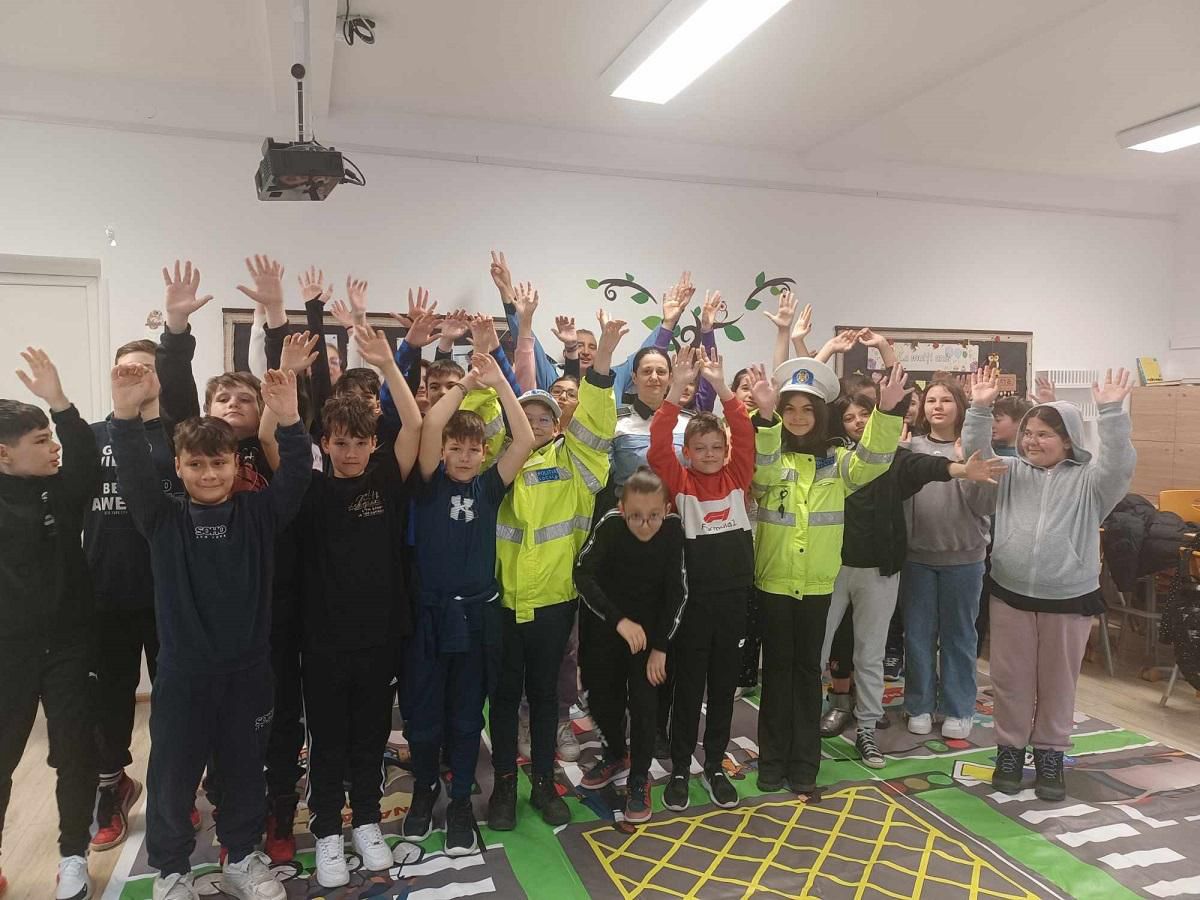 Lecție de siguranță rutieră cu polițiștii locali pentru elevii din Timișoara