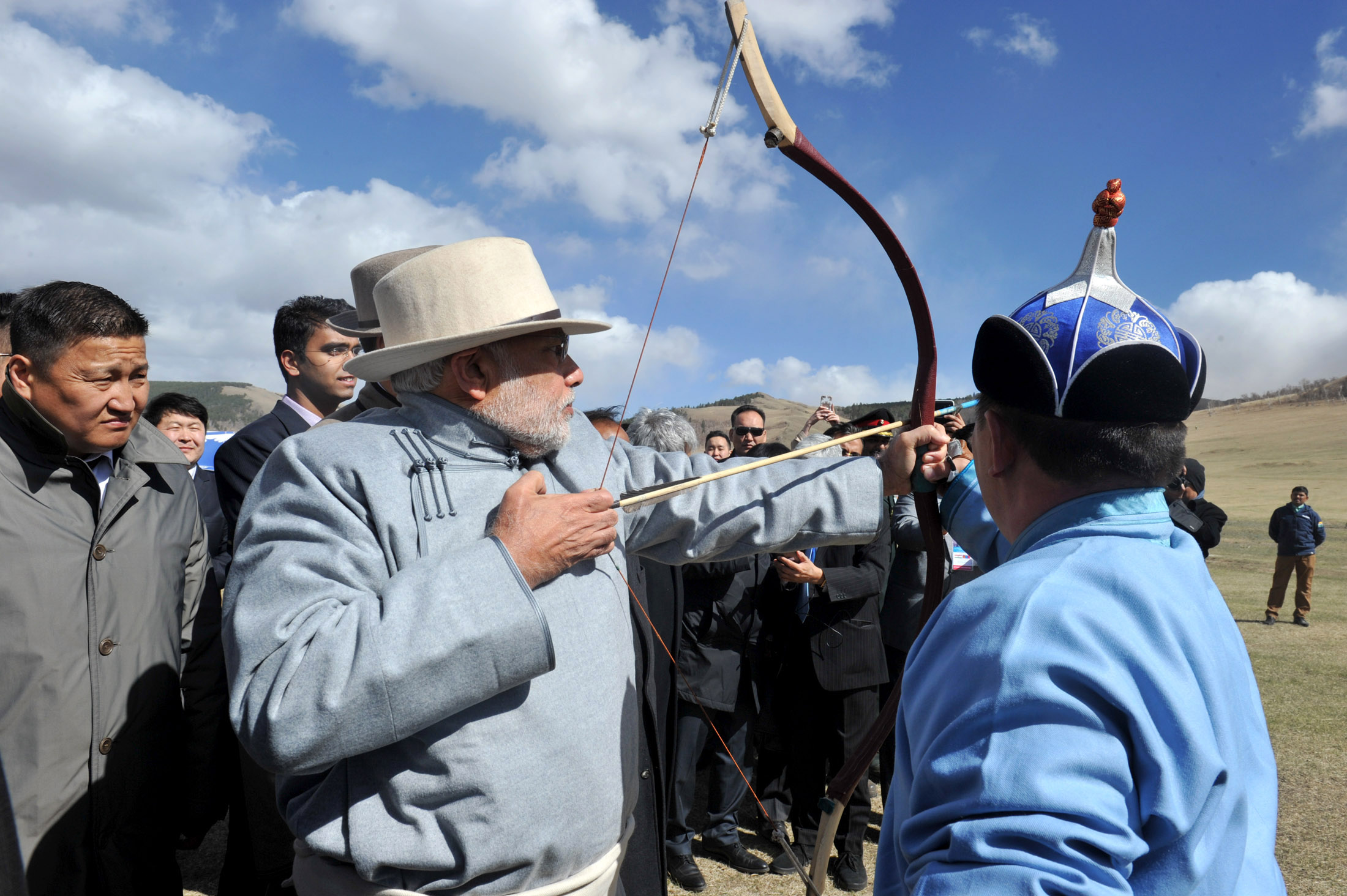 The_Prime_Minister,_Shri_Narendra_Modi_trying_his_hand_on_archery_at_Mini_Naadam_Festival,_in_Ulaanbaatar,_Mongolia_on_May_17,_2015