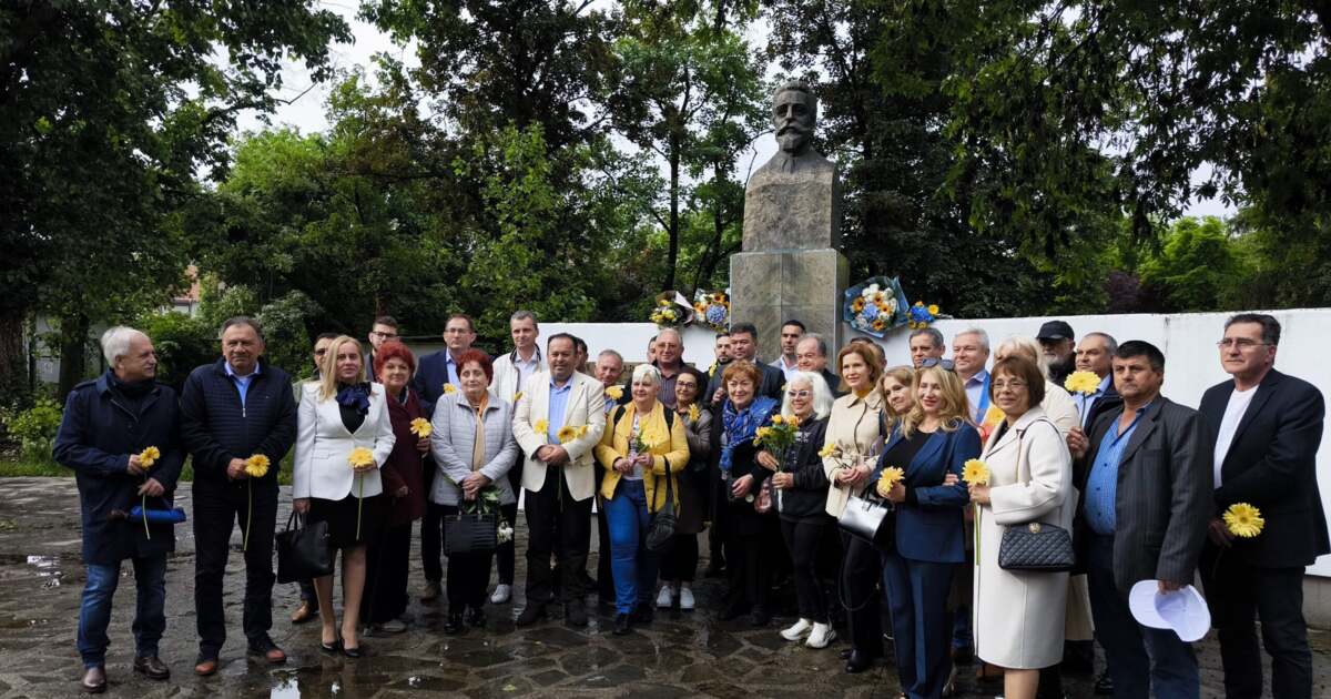 FOTO: PNL sărbătorește 150 de ani, liberalii timișeni se adună la statuia lui Brătianu.