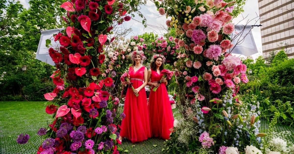 Spectacol floral deosebit la Iulius Gardens: 20 de instalații din mii de flori naturale.