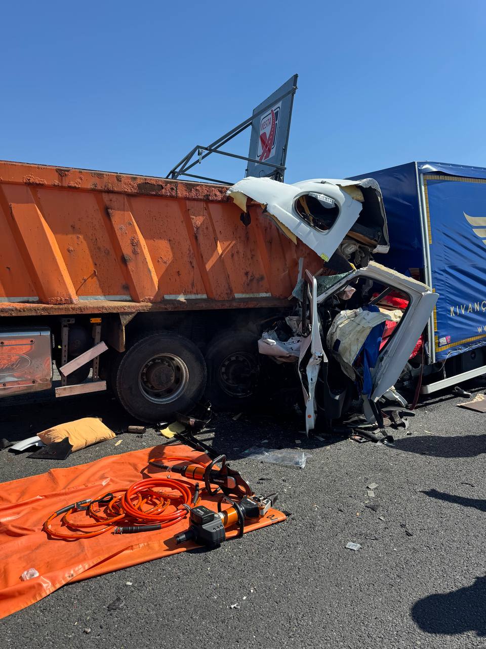 autoutilitară și camion accident (2)