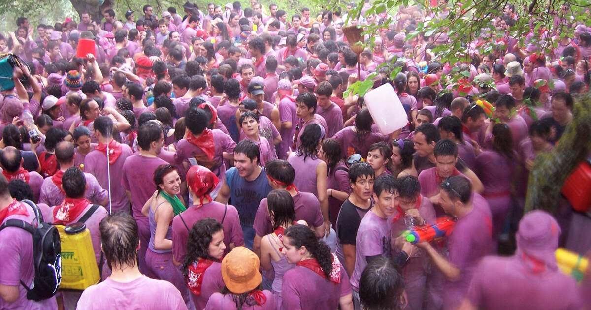 FOTO: Bătălia Vinului – o experiență distractivă și culturală în La Rioja, capitala vinului FOTO: Bătălia Vinului – o experiență distractivă și culturală în La Rioja, capitala vinului
