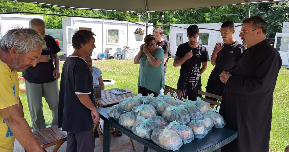 Mese calde pentru persoanele fără adăpost: Parohia Timișoara Dacia își continuă sprijinul. Mese calde pentru persoanele fără adăpost: Parohia Timișoara Dacia își continuă sprijinul.