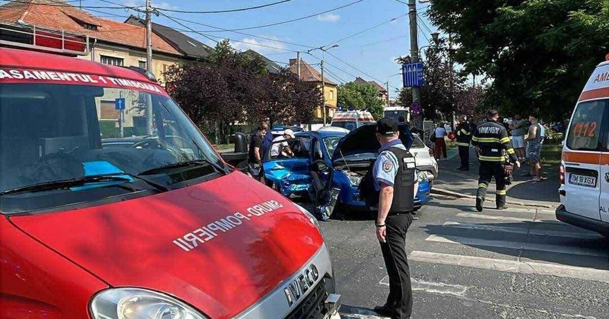 VIDEO: Accident la intersecția străzilor Michelangelo și Eroilor, o femeie rănită grav. VIDEO: Accident la intersecția străzilor Michelangelo și Eroilor, o femeie rănită grav.