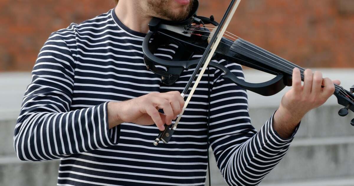 Un tânăr de 18 ani din Gorj a murit electrocutat în timp ce cânta la vioara electrică. Un tânăr de 18 ani din Gorj a murit electrocutat în timp ce cânta la vioara electrică.