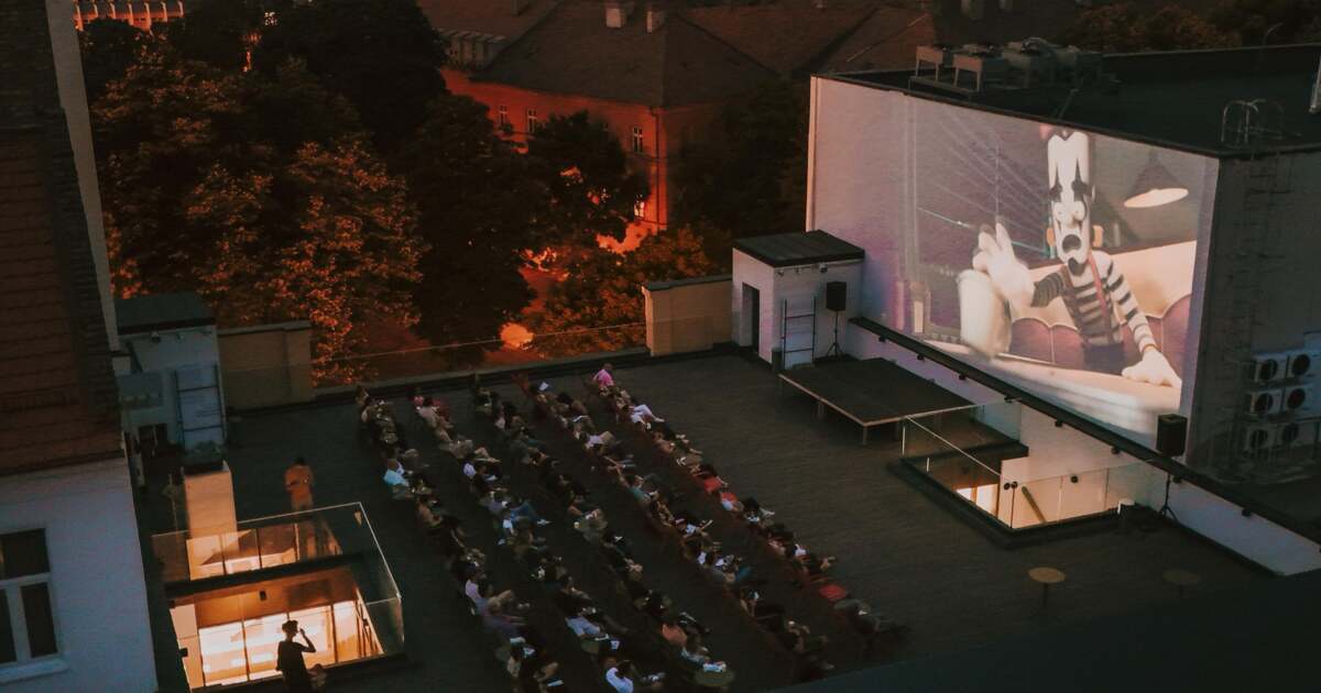 Timișoara deschide primul cinema rooftop din România, cu proiecții în aer liber. Timișoara deschide primul cinema rooftop din România, cu proiecții în aer liber.