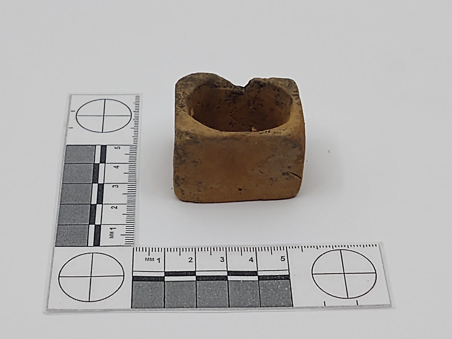 Fig.-5_Ghiroda_sit-5_Afumatoare-din-lut_sec-III_IV-p-Chr-1536x1152