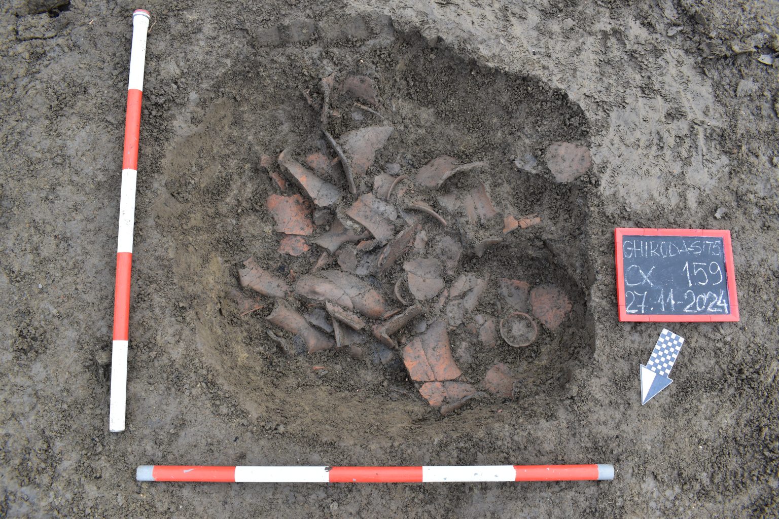 Fig.-2.-Suprafata-S1-complexul-nr.-159-groapa-de-depunere-ritualica-de-vase-sfarsitul-epocii-bronzului-vedere-dinspre-nord-vest.-1536x1024