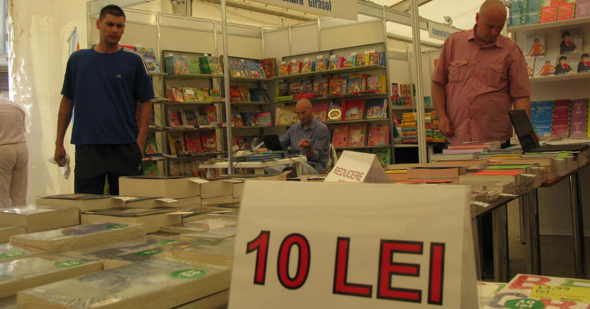Cărțile devin mai scumpe de la 1 august. Va rezolva asta criza financiară a țării?