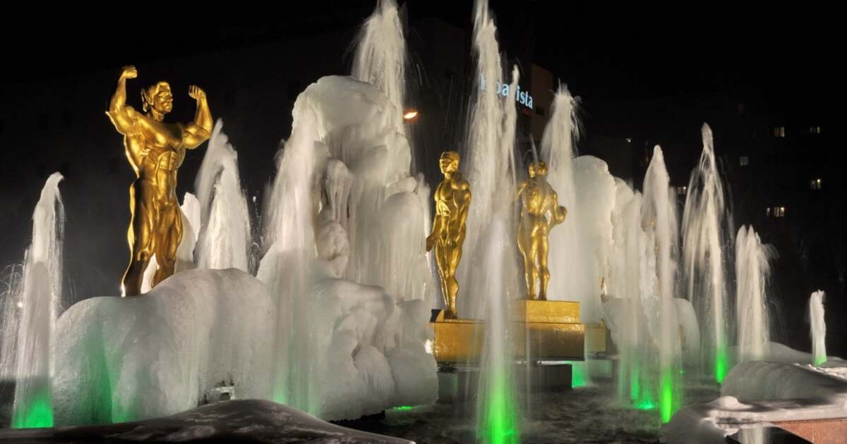 Statuile de la Sala Olimpia, scoase la licitație: Încercările culturistului Florin Teodorescu de reconciliere. Statuile de la Sala Olimpia, scoase la licitație: Încercările culturistului Florin Teodorescu de reconciliere.