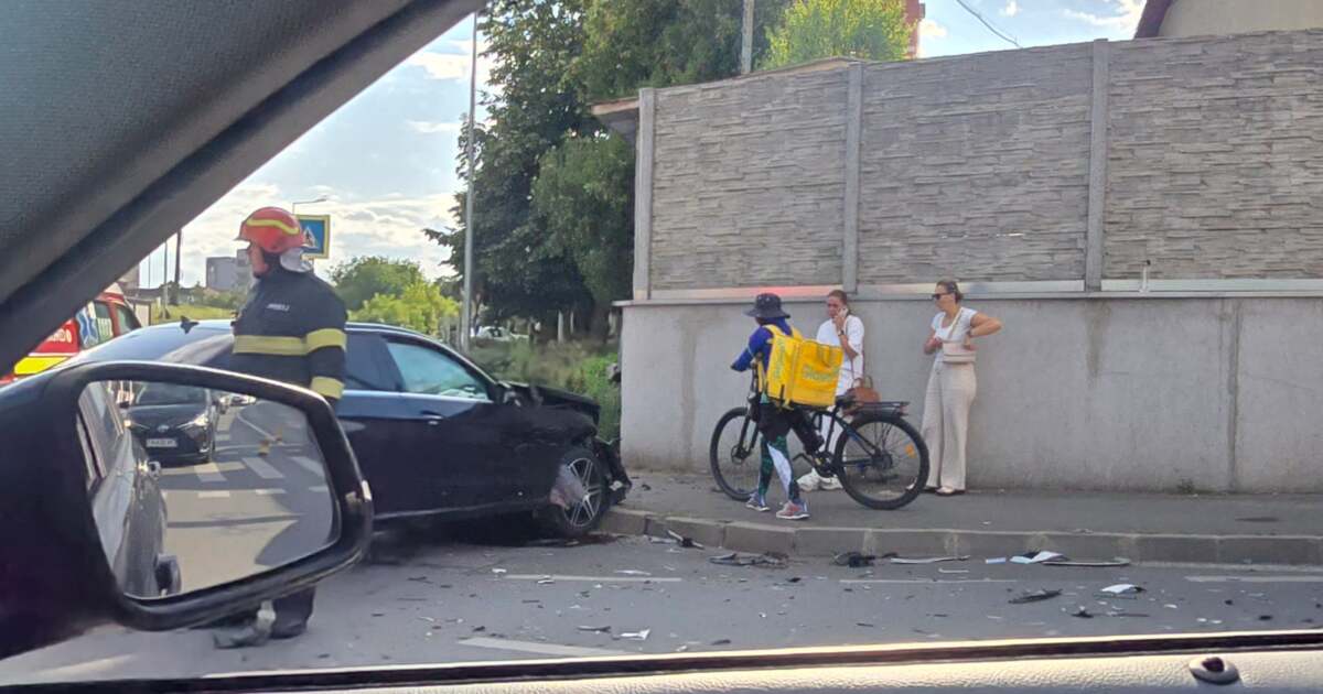 Accident pe Pasajul Popa Șapcă din Timișoara: o femeie transportată la spital. Accident pe Pasajul Popa Șapcă din Timișoara: o femeie transportată la spital.