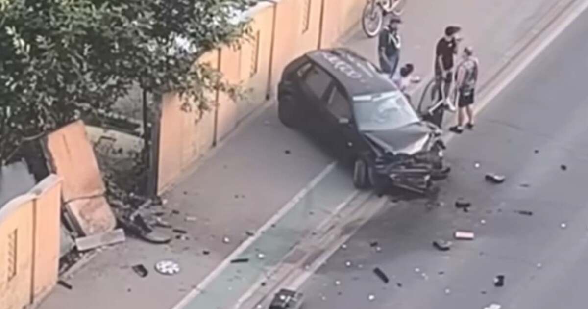 Accident în Calea Șagului: O mașină ajunge în cimitir după o coliziune. Accident în Calea Șagului: O mașină ajunge în cimitir după o coliziune.