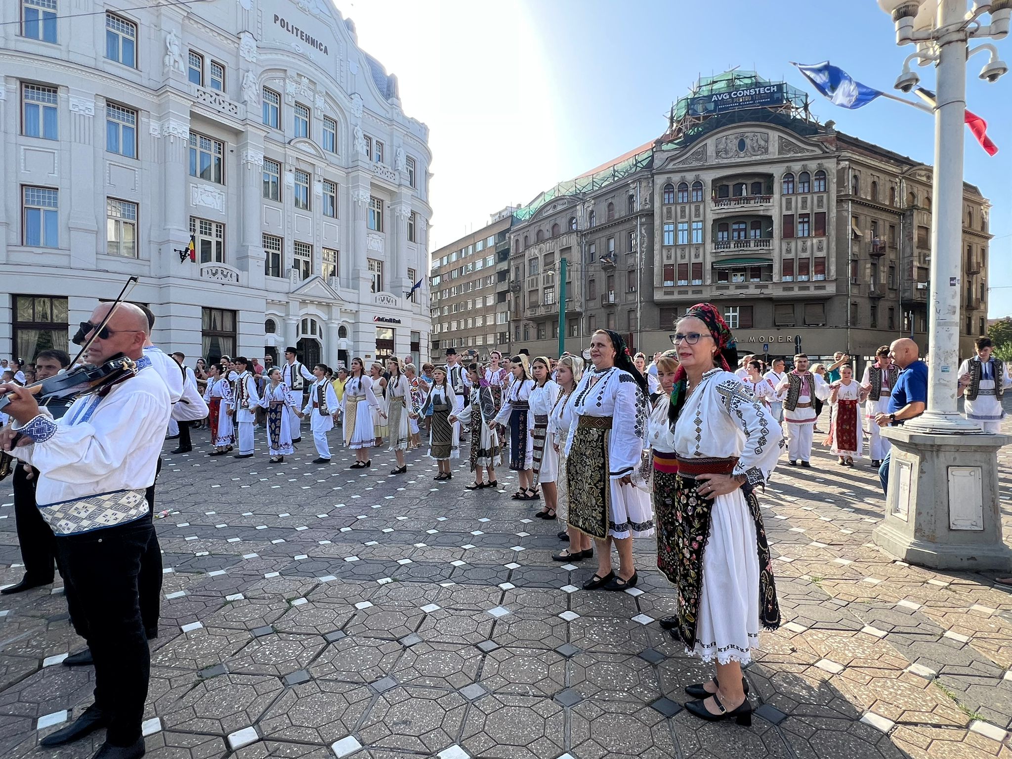 hora piata victoriei
