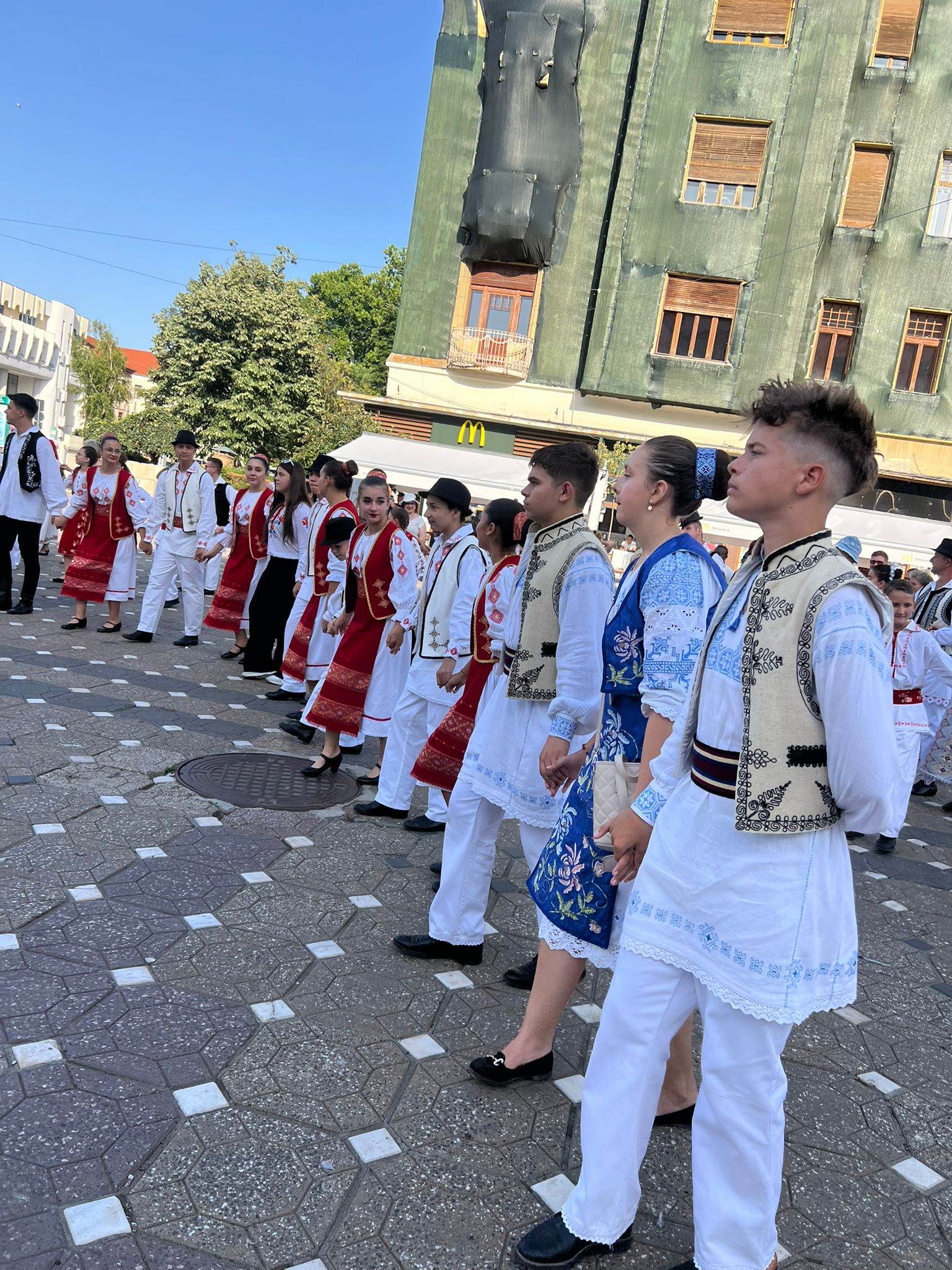 hora piata victoriei