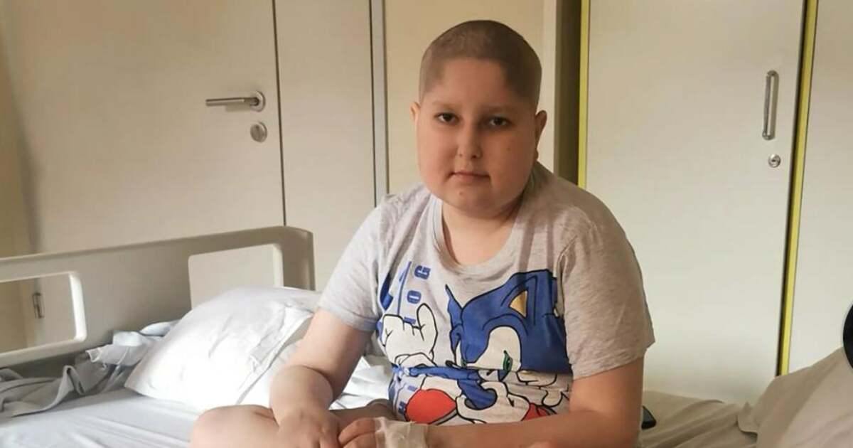<p><strong>Un băiat de 13 ani se luptă cu leucemia. Are nevoie urgentă de 50.000 de euro</strong></p> <p><strong>Un băiat de 13 ani se luptă cu leucemia. Are nevoie urgentă de 50.000 de euro</strong></p>