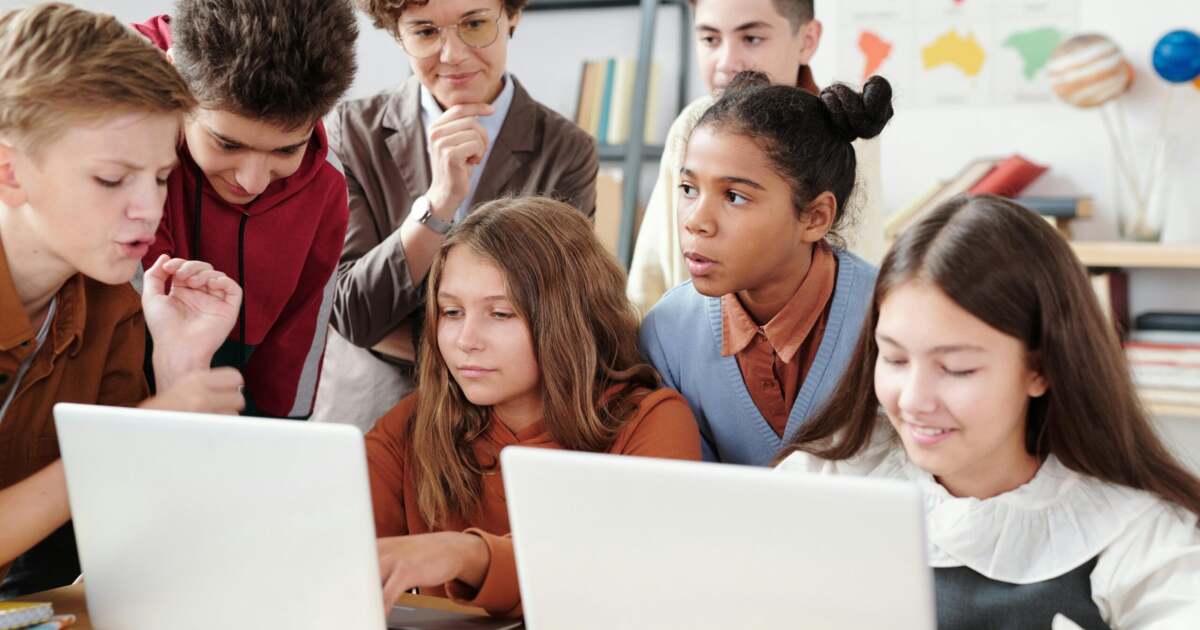 Românii consideră digitalizarea un avantaj, dar școlile au nevoie de reforme esențiale.