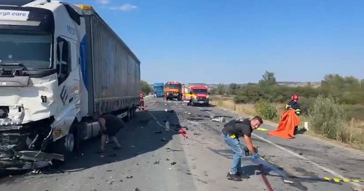 Actualizare: Accident tragic pe centura Lugojului – O persoană a fost carbonizată în urma ciocnirii între o mașină și un tir.