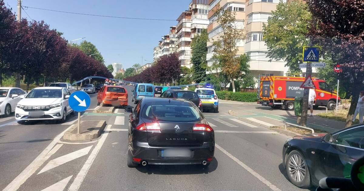 Accident pe strada Corneliu Coposu din Timișoara: o șoferiță a fost internată la spital. Accident pe strada Corneliu Coposu din Timișoara: o șoferiță a fost internată la spital.