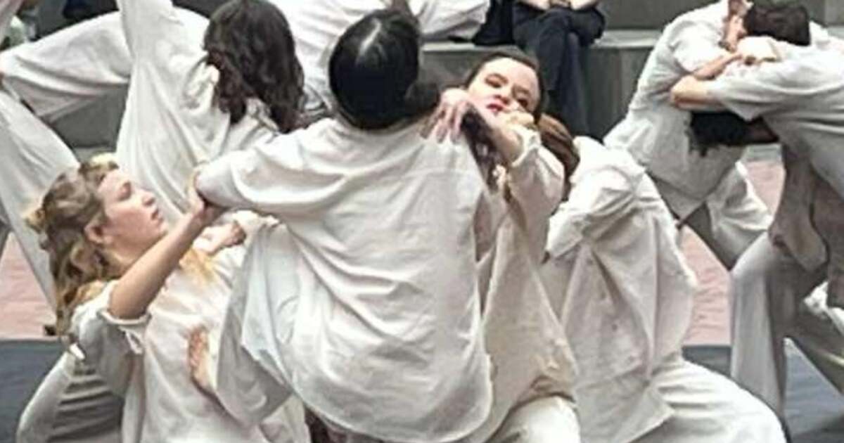 Ce nu pot exprima, vă arăt prin dans: Antonia și Sara, la Scena Ce nu pot exprima, vă arăt prin dans: Antonia și Sara, la Scena